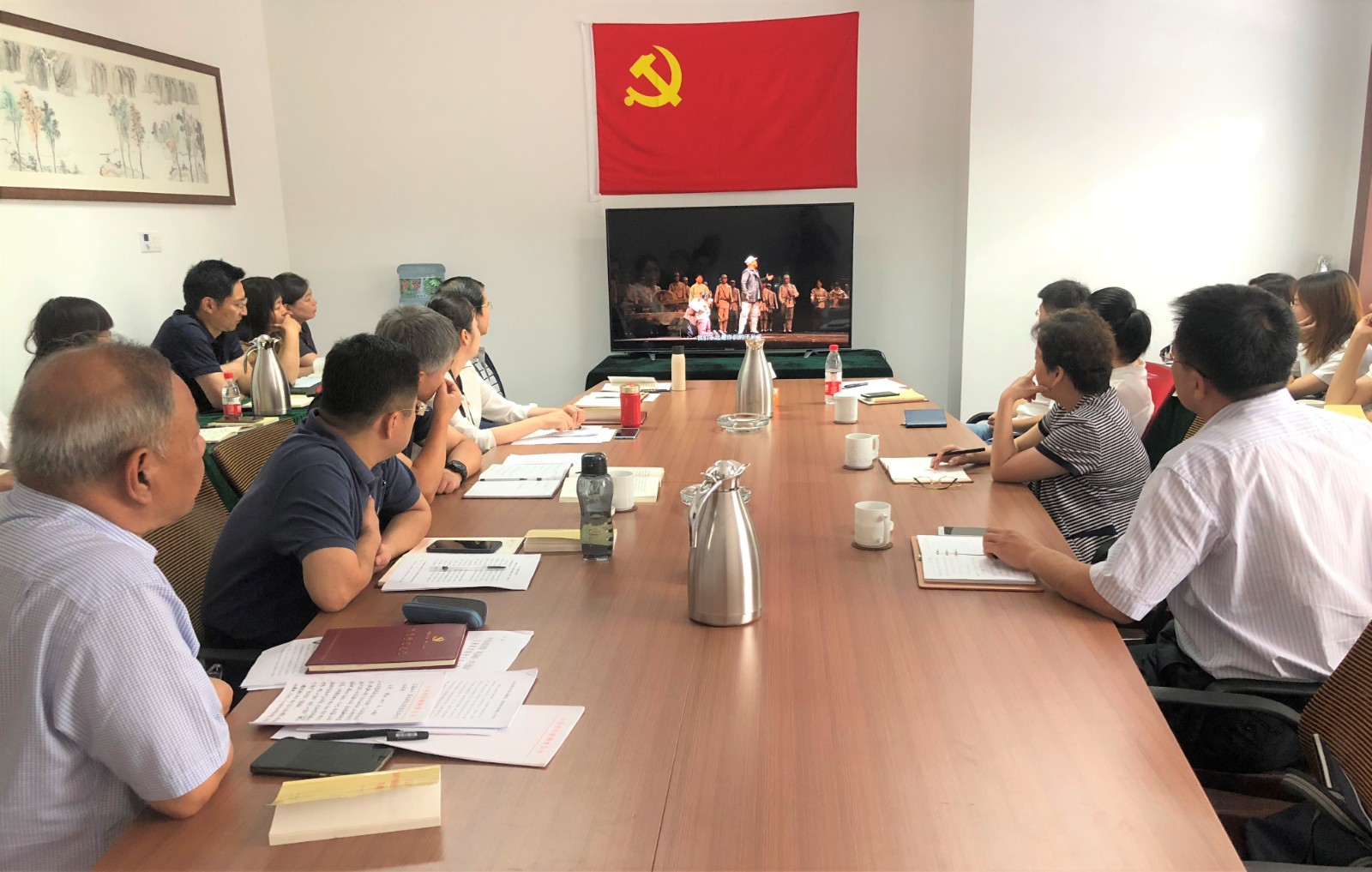 山影制作(zuò)黨支部緊密結合實際，用(yòng)腦(nǎo)用(yòng)心召開(kāi) “不忘初心、牢記使命”主題交流研讨會(huì)