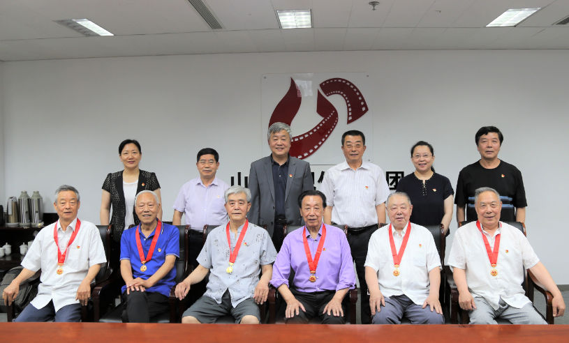 山影集團爲老(lǎo)黨員頒發“光榮在黨50年”紀念章